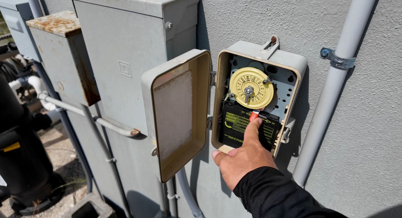 Pool filter cleaning and equipment maintenance service in Fontana, CA